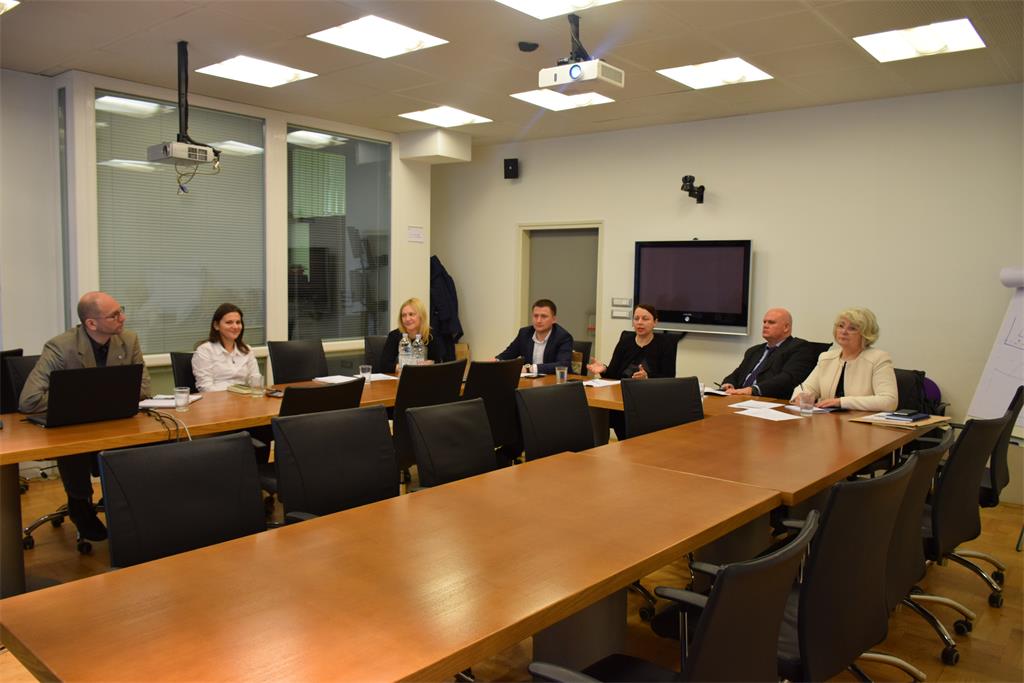 The picture shows the delegation of the Republic of Moldova and representatives of the State Geodetic Administration during the presentation.