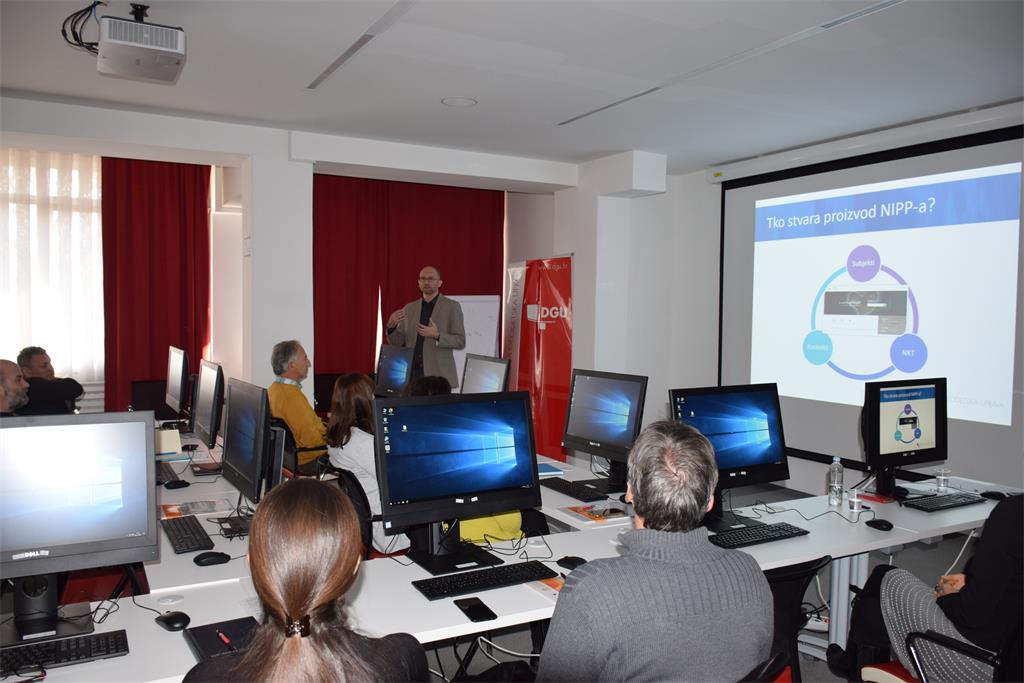 Slika prikazuje sudionike radionice, predstavnike subjekata NIPP-a, tijekom izlaganja Tomislava Cicelija.