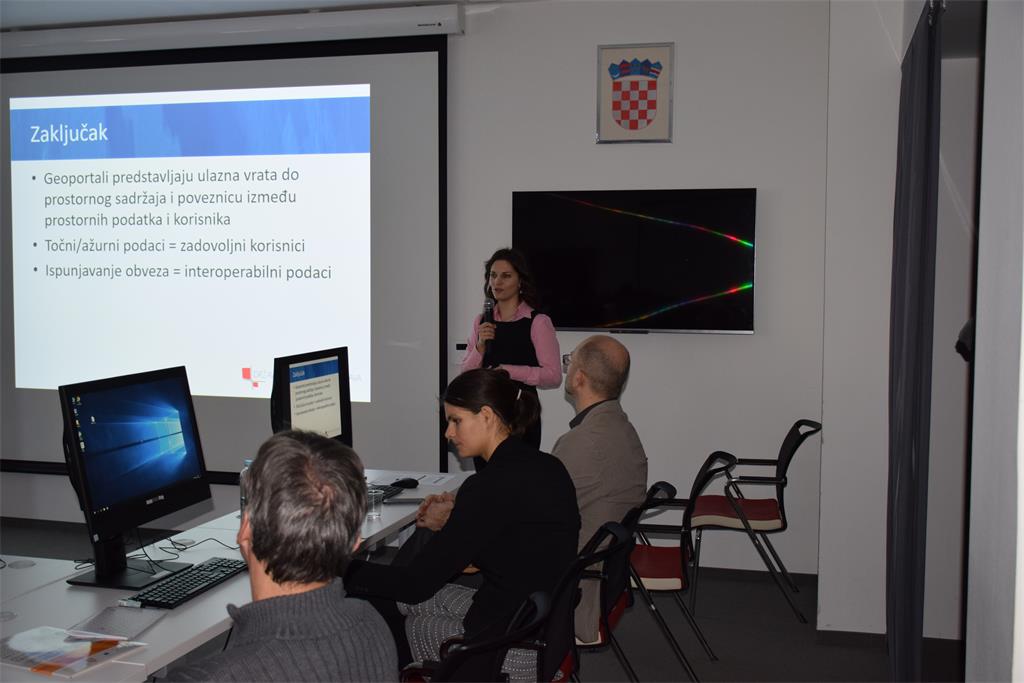 The picture shows the presentation of Dr. sc. Ivo Gašparović held in front of 26 participants, representatives of NSDI subjects.