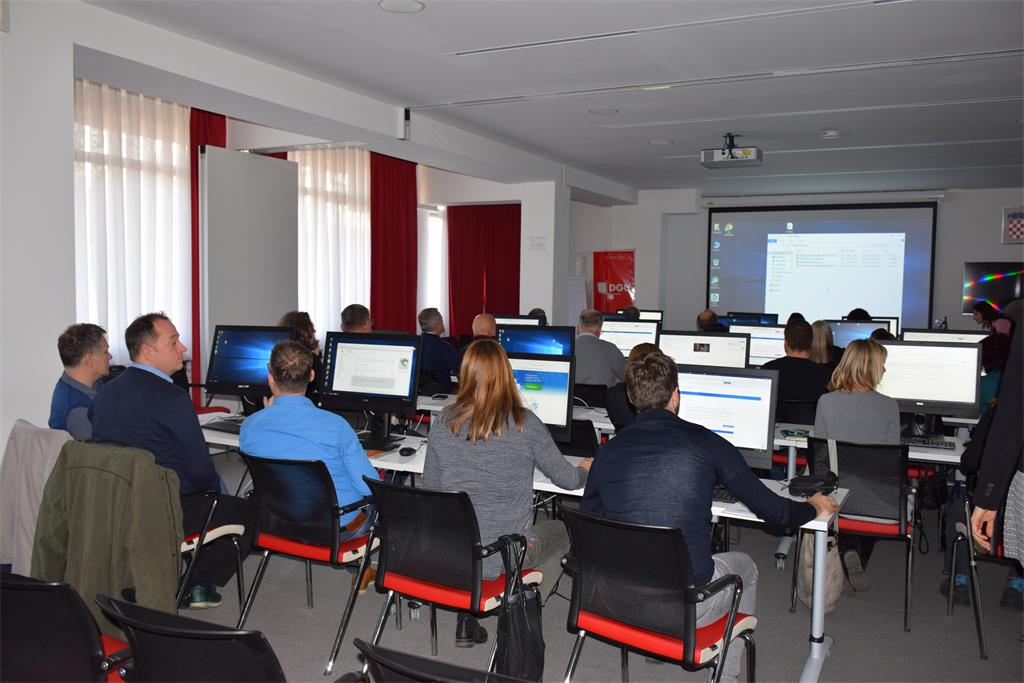 The picture shows the workshop participants in practical work with the NSDI Metadata Catalog and the new INSPIRE geoportal tools.