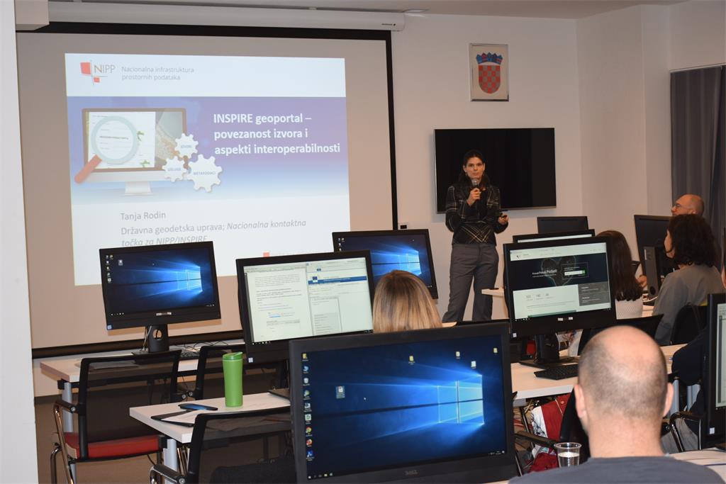 The picture shows Tanja Rodin, MsC, who gave a lecture on resource kinkage and aspects of spatial data interoperability in front of 23 representatives of NSDI subjects.