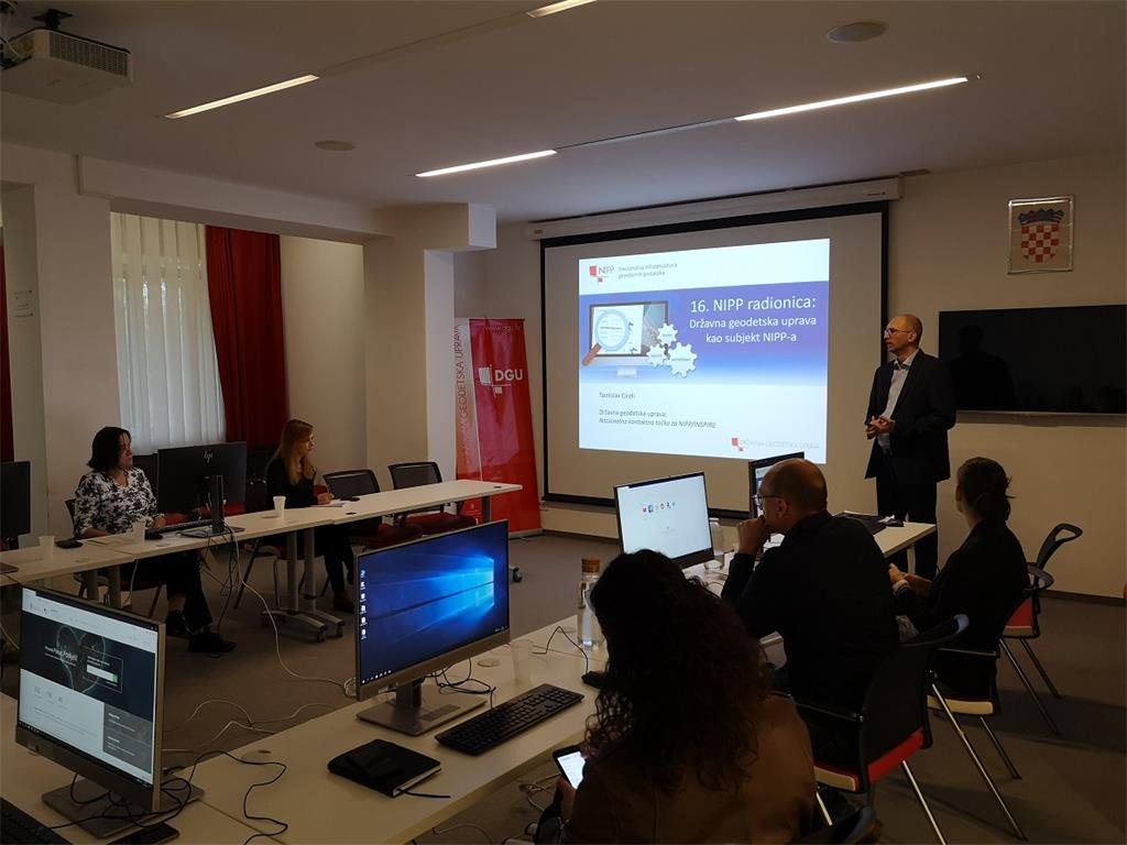 The picture shows Tomislav Ciceli and the participants of the workshop during the opening of the workshop held in the premises of the State Geodetic Administration.