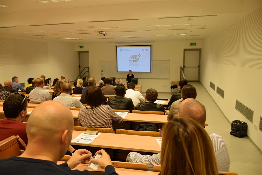 Slika prikazuje sudionike radionice održane u prostorijama Pomorskog fakulteta Sveučilišta u Splitu prilikom pozdravnog govora Ljerke Marić.