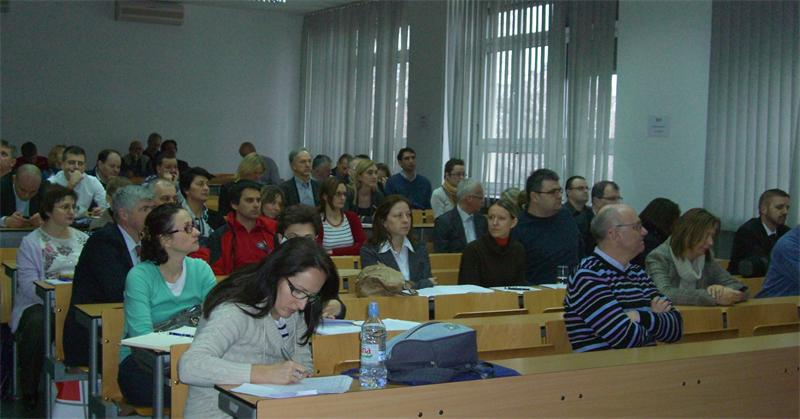 Slika prikazuje sudionike održanog predavanja u prostorijama Geodetskog fakulteta.