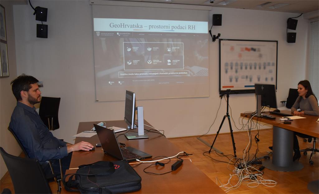 Slika prikazuje dr. sc. Ivu Gašparović tokom držanja predavanja na 23. NIPP radionici