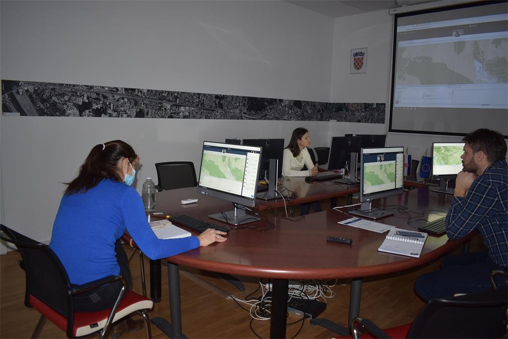 Slika prikazuje djelatnike Državne geodetske uprave mr. sc. Tanju Rodin, Davora Kršulovića i dr. sc. Ivu Gašparović na jednoj od sesija održane 25. NIPP radionice