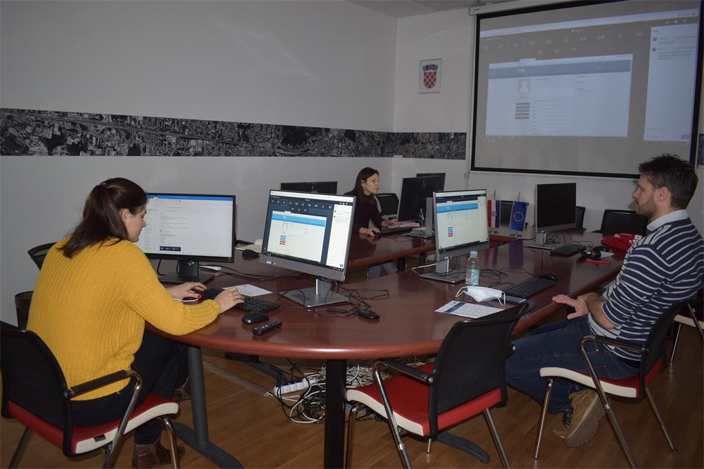 The picture shows the employees of the State Geodetic Administration Tanja Rodin, MsC, Davor Kršulović and Iva Gašparović, PhD, at one of the sessions of the 25th NSDI workshop