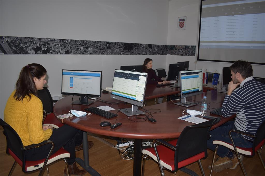 Slika prikazuje djelatnike Državne geodetske uprave mr. sc. Tanju Rodin, Davora Kršulovića i dr. sc. Ivu Gašparović na jednoj od sesija održane 25. NIPP radionice