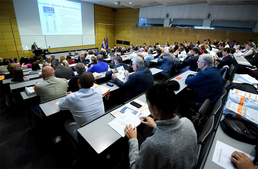 The picture shows the participants of the conference "SDI Days 2018" held in the grand hall of the Faculty of Geodesy, University of Zagreb.