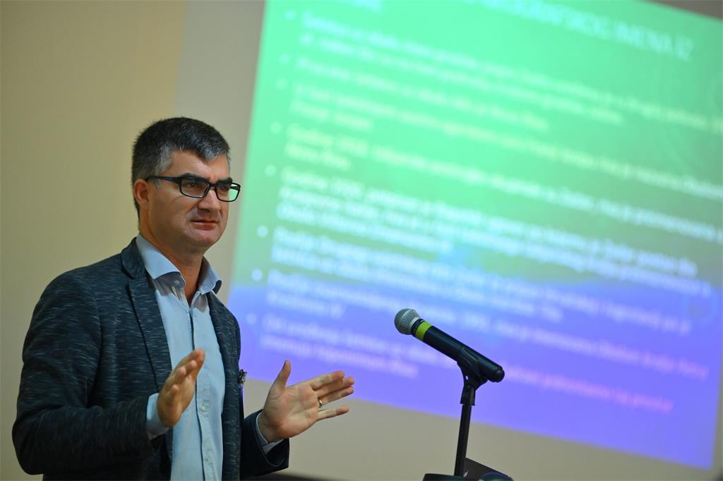 Slika prikazuje prof. dr. sc. Josipa Faričića prilikom držanja predavanja na konferenciji Dan IPP-a 2021.