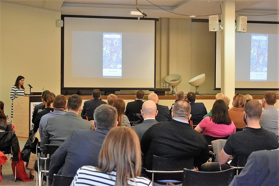 The picture shows Iva Gašparović, PhD, during the announcement of the GeoCroatia mobile application