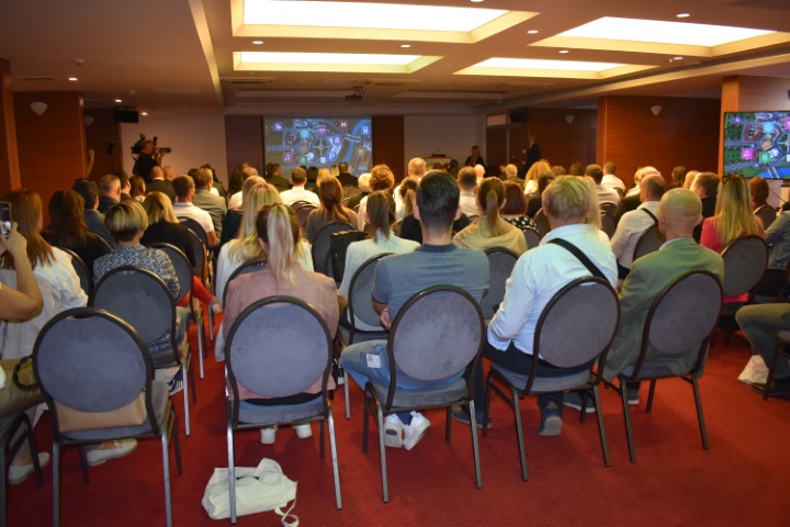 Slika prikazuje okupljene sudionike prilikom otvorenja konferencije "Dani IPP-a 2022."