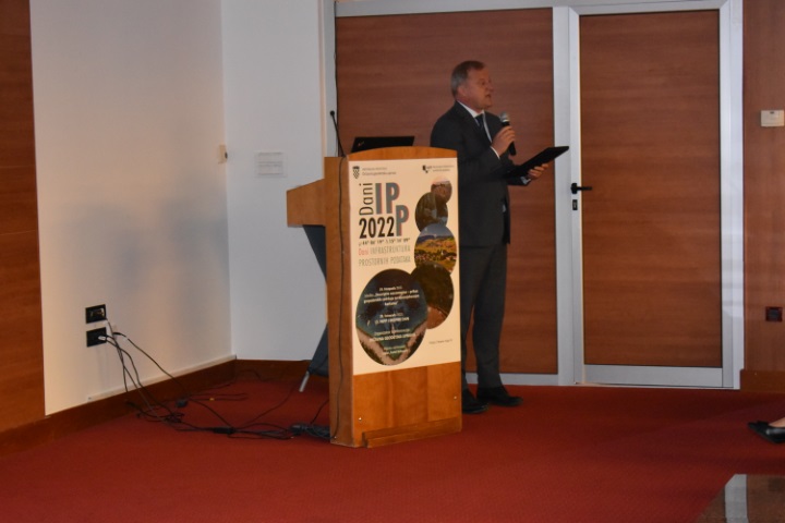 Slika prikazuje gradonačelnika grada Zadra dr. Branka Dukića prilikom pozdravnog govora na otvorenju konferencije "Dani IPP-a 2022."