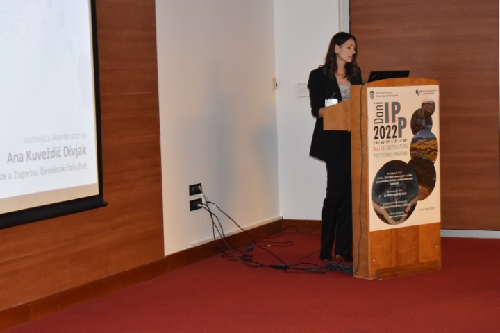 The picture shows Assoc. Ph.D. Ana Kuveždić Divjak during a lecture at the "SDI Days 2022" conference.