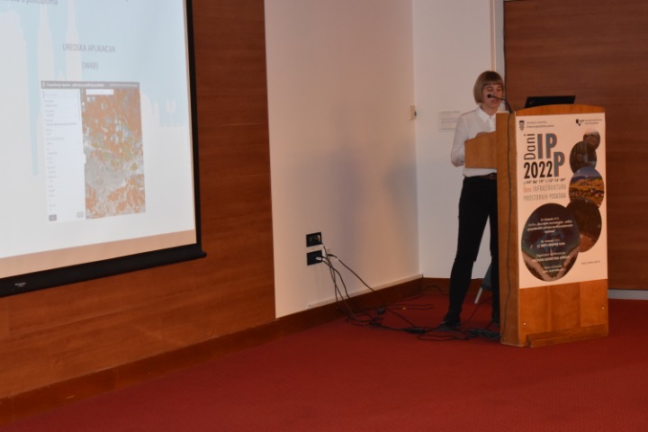Slika prikazuje Mirnu Vučković-Pepeoinik prilikom držanja predavanja na konferenciji "Dani IPP-a 2022."