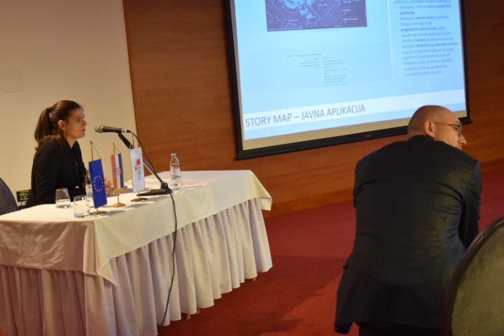 The picture shows M.Sc. Tanja Rodin, leader of the III. session at the "SDI Days 2022" conference.