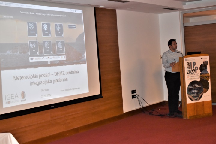 The picture shows Davor Kovačević giving a lecture at the "SDI Days 2022" conference.