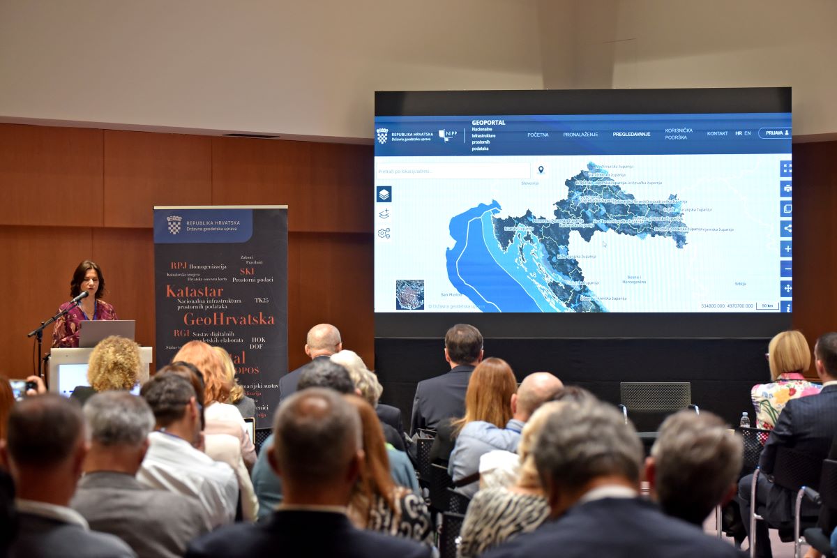 The picture shows PhD Iva Gašparović, senior advisor - specijalist, during a lecture at the "SDI Days 2024" conference.