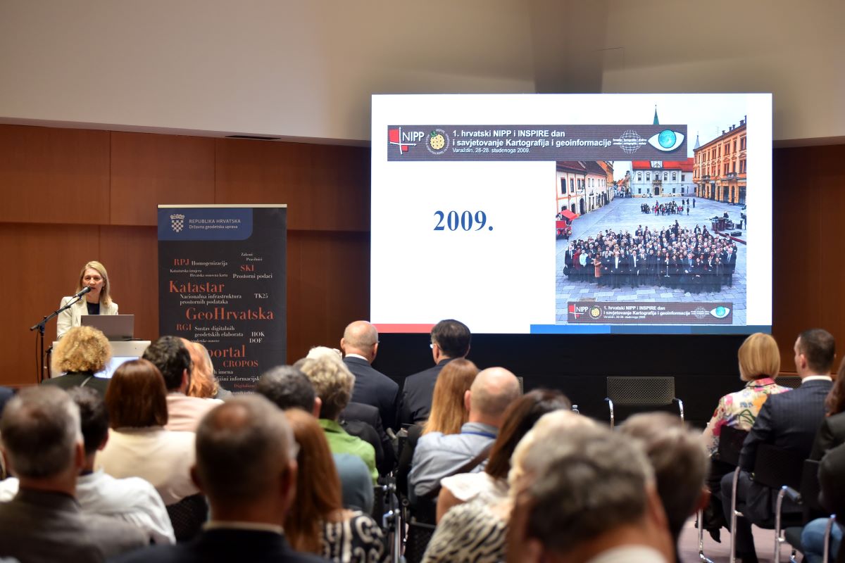 The picture shows MsC Ljerka Marić, Head of the SDI Sector of the State Geodetic Administration, during a lecture at the "SDI Days 2024" conference.