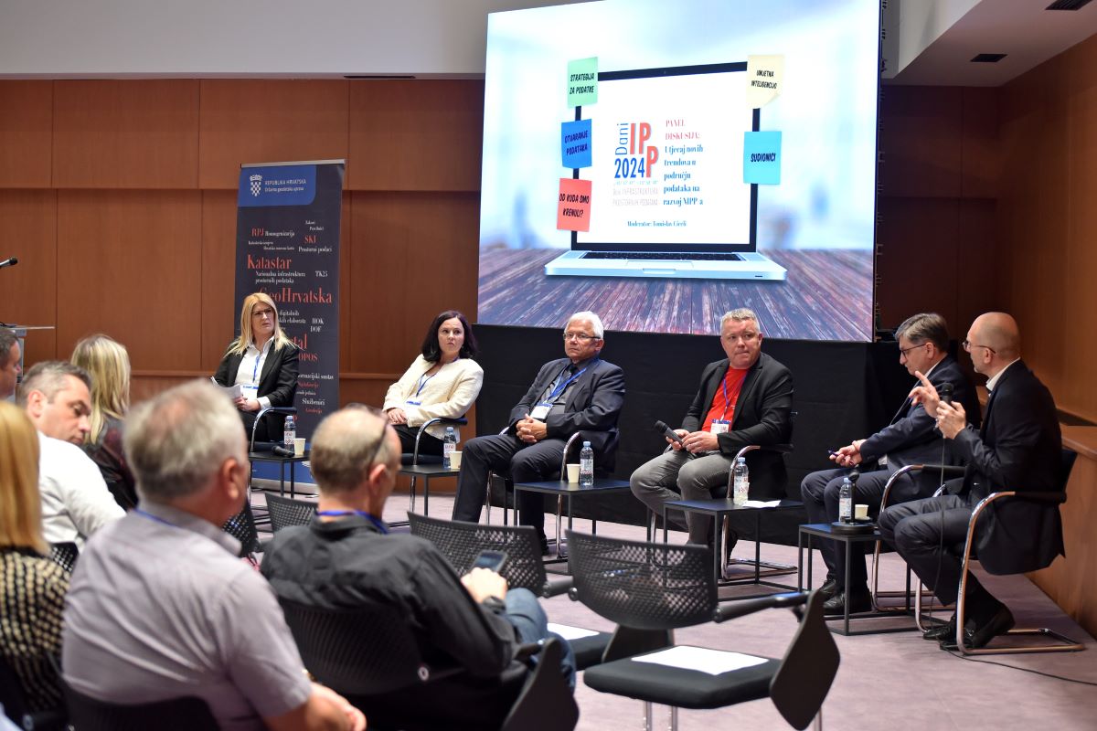 The picture shows the participants of the panel discussion and the moderator Tomislav Ciceli, MsC, at the "SDI Days 2024" conference.