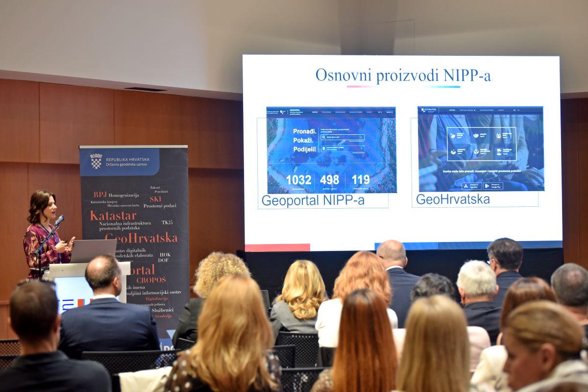 The picture shows PhD Iva Gašparović, senior advisor - specialist, during the introductory presentation "NSDI in Croatia - where are we in 2024?"