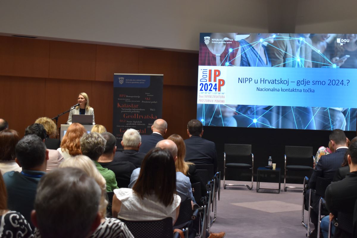 The picture shows MsC Ljerka Marić, Head of the SDI Sector, during the introductory presentation "NSDI in Croatia - where are we in 2024?"