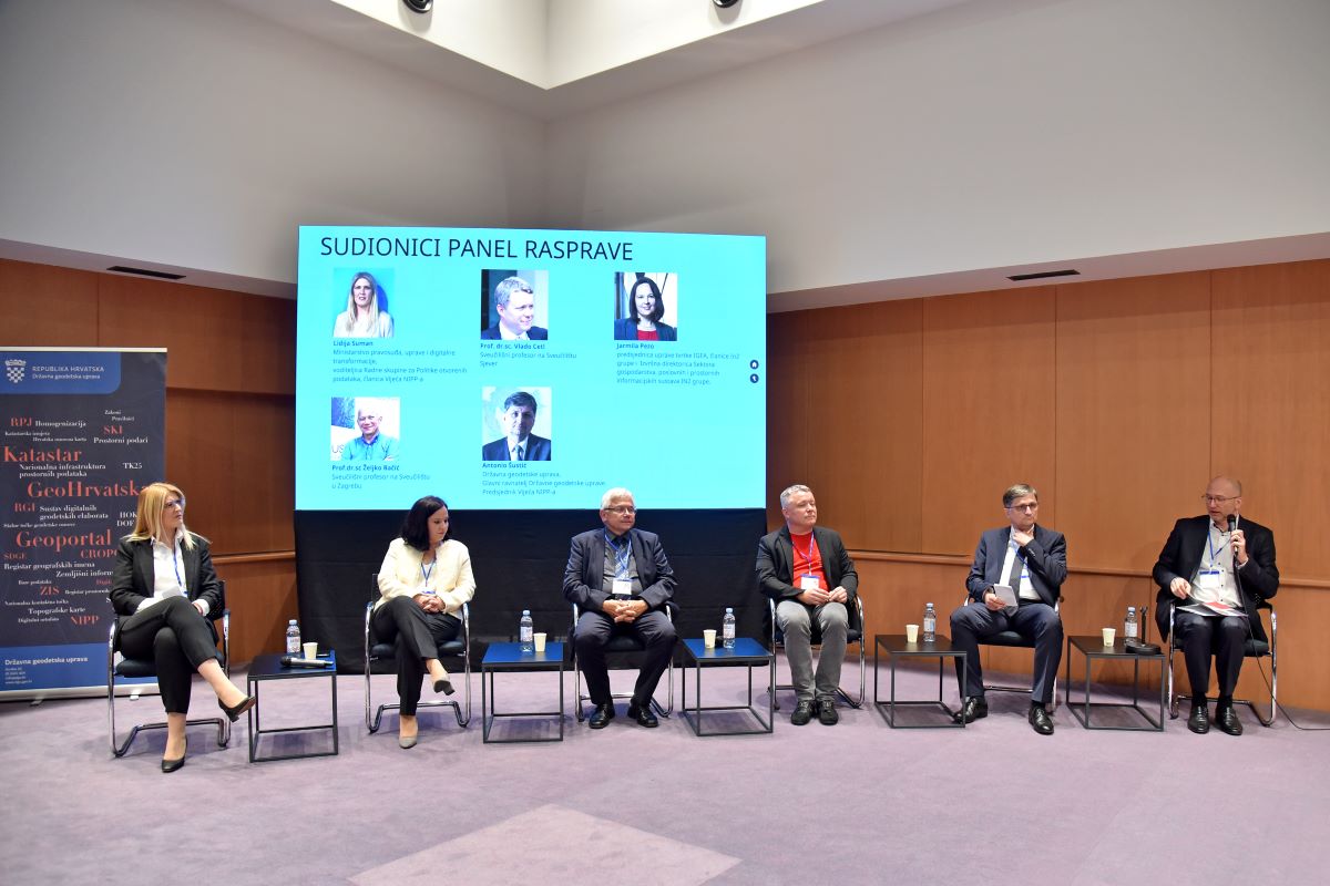 The picture shows the participants of a panel discussion entitled “The influence of new trends in the field of data on the development of NSDI”, moderated by Tomislav Ciceli
