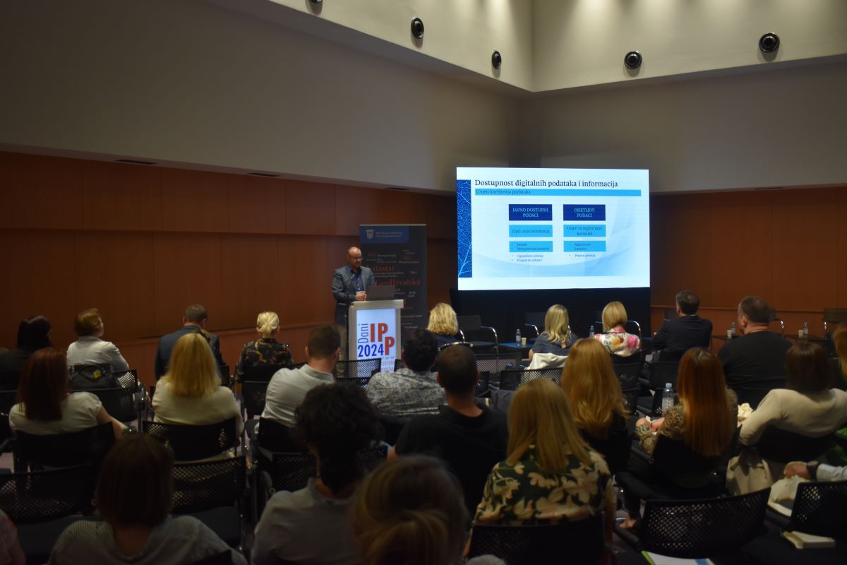 The picture shows the presentation of Pavlinec B., Mileusnić N., Katušić L.: Map of Coastal and Benthic Marine Habitats as part of the environmental and nature information system