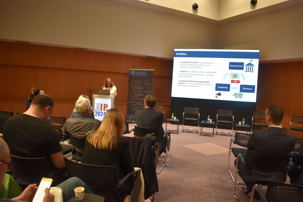 The picture shows the presentation of Poslončec-Petrić V., Crompvoets J., Bačić Ž.: The need for co - operation between science and industry to create an efficient spatial data infrastructure