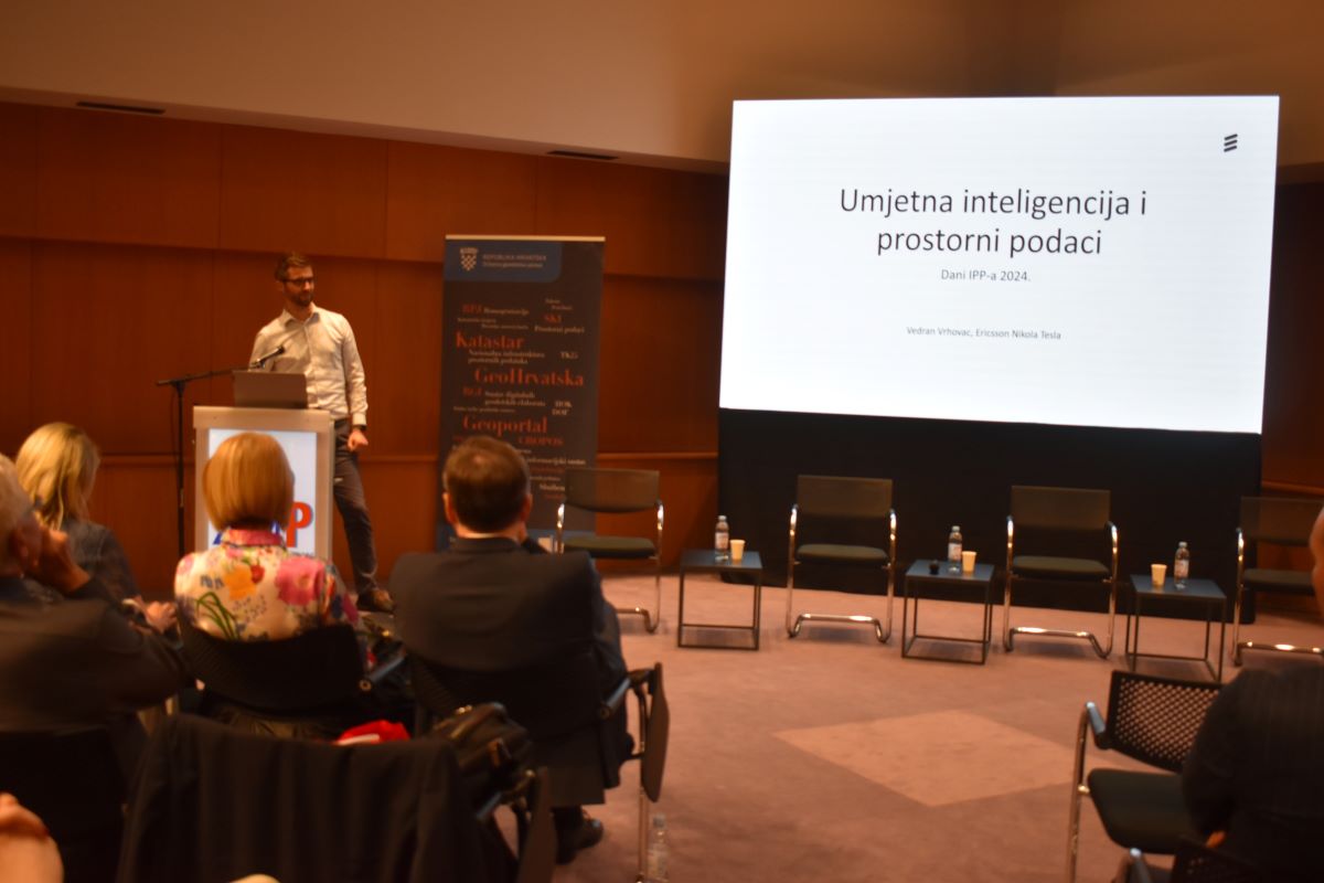 The picture shows the presentation of Vrhovac V.: Artificial intelligence and spatial data