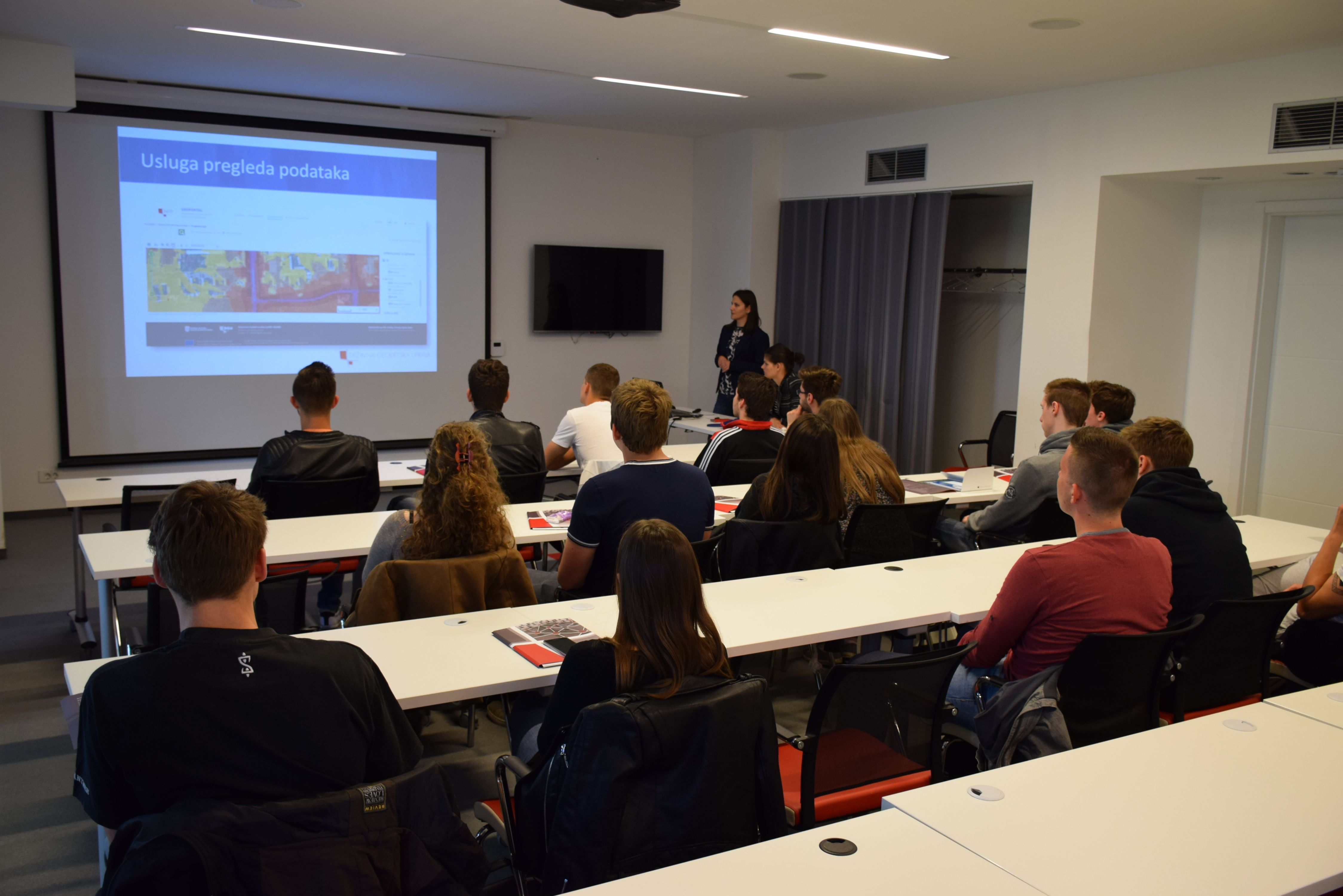Slika prikazuje prezentaciju Ive Gašparović koja je prezentirana učenicima četvrtog razreda Geodetske tehničke škole.