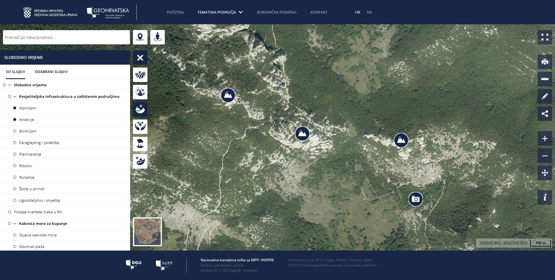 Prikaz preglednika GeoHrvatska. Na lijevoj strani slike je prikazan izbornik slojeva iz šest tematskih područja. Na desnoj strani slike su ikonama s pripadajućim simbolima označeni najbliži prostorni podaci iz odabranog sloja.