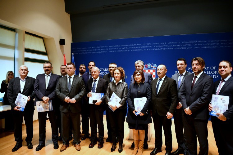 The picture shows the signatories of the Grant Agreement and was taken from www.razvoj.gov.hr.