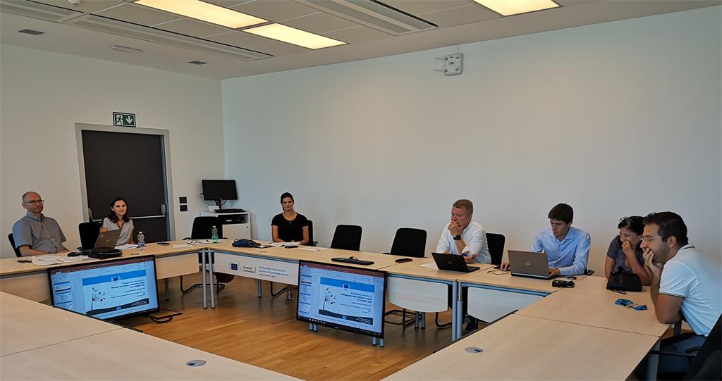 Slika prikazuje sudionike organizirane edukacije u prostorijama Zajedničkog istraživačkog centra u Ispri, Italija.