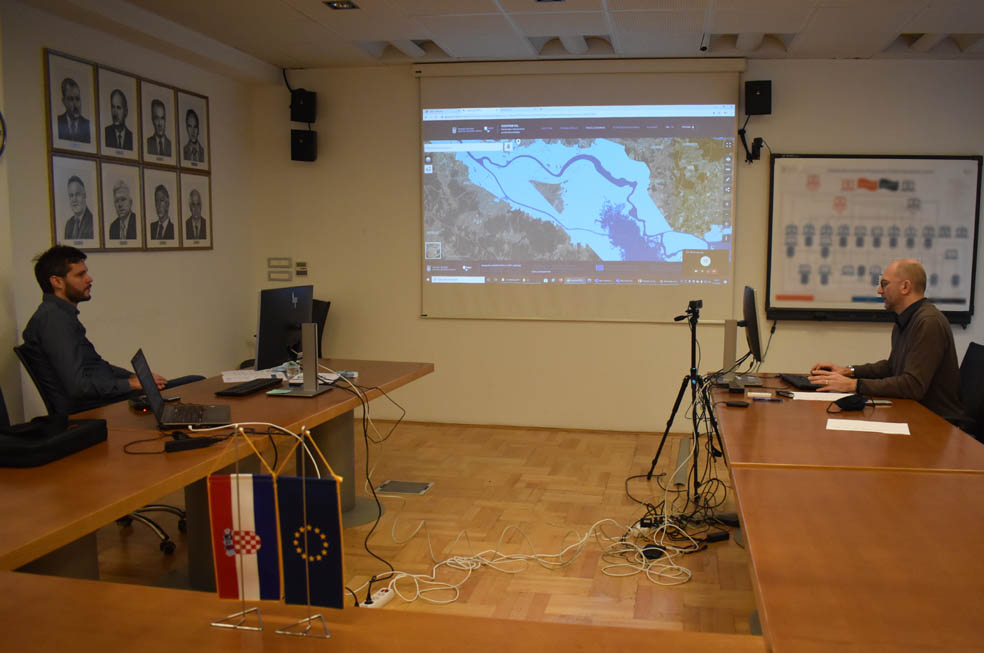 Slika prikazuje moderatora Davora Kršulovića i predavača mr. sc. Tomislava Cicelija na NIPP radionici iz ciklusa radionica pod nazivom "Uključenje jedinica lokalne i područne (regionalne) samouprave u NIPP"